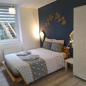 17, Face A La Gare Apartment